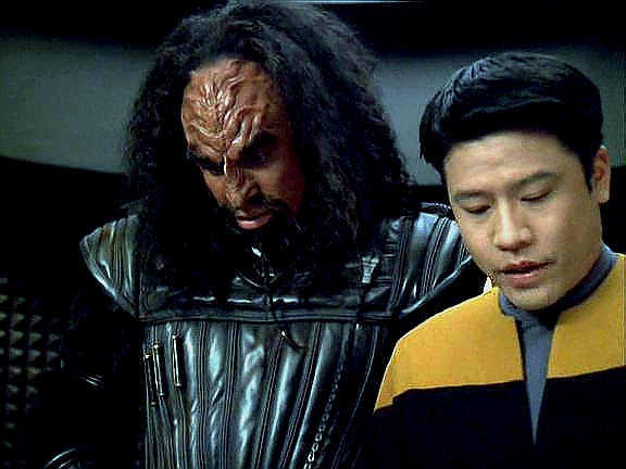 T'Greth přesvědčil část Klingonů, že se musí zmocnit Voyageru. Zatímco Doktor pracuje na léku a posádka hledá planetu pro kolonii, Morak se seznamuje s transportérem.