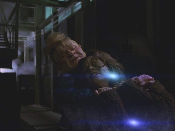 Neelixovi se podařilo chytit B'Elannu a Harry je z Voyageru transportoval na palubu.