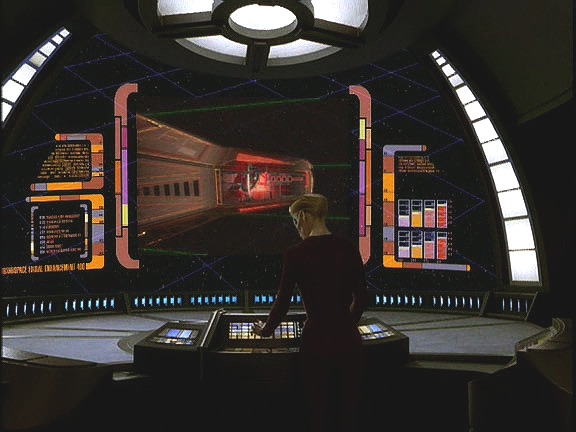 Po opravě warp pohonu Voyager opouští nebezpečný prostor, ale pronásleduje ho hlavice. Sedmá z ní dokáže odtransportovat detonátor a loď zachrání.