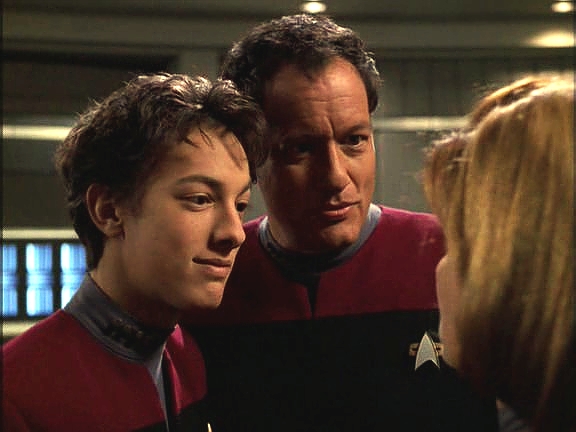 Před konsternovanou kapitánem Janewayovou se objevili otec a syn Q. Q junior je tak nezvladatelný, že Q požaduje, aby ho jeho kmotra trochu ukáznila.