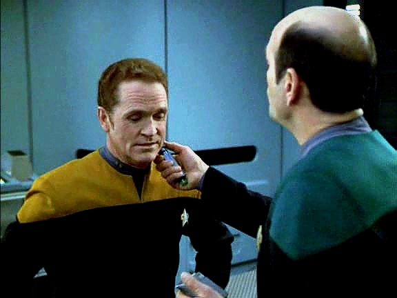2377: Voyager dostal úkol najít a přivézt Friendship 1. Našli ji na radiací zamořené planetě bez života. Člen výsadku poručík Carey dostává injekci proti radiaci.