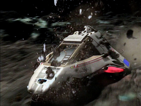 Senzory Voyageru objevily velkou skupinu Talaxianů. Neelix, Tuvok a Tom k nim letí v Deltaplánu. Ten je ale zasažen explozí a Tom provede opravdu tvrdé přistání.