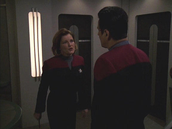 Kapitán se vrátila na Voyager se špatnými zprávami: R'Kaalové požadují, aby se vzdali warp jádra, jinak je jejich zamaskovaná flotila zničí.