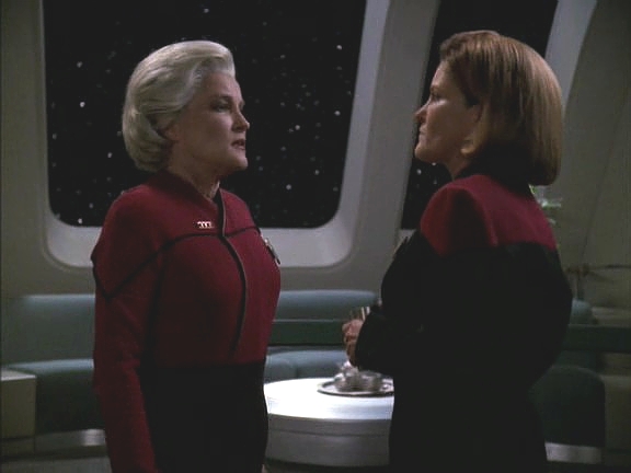 Admirál nakonec kapitána přesvědčila, že s technologií z budoucnosti, kterou přivezla, se dostanou domů. Musí se vrátit do mlhoviny, Borgům se ale dokážou ubránit.