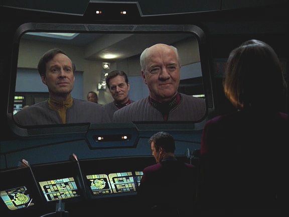 Když značně překvapený admirál Paris vítá Voyager doma, je dojetí na obou stranách značné. Vtom se na můstku ozve ošetřovna.