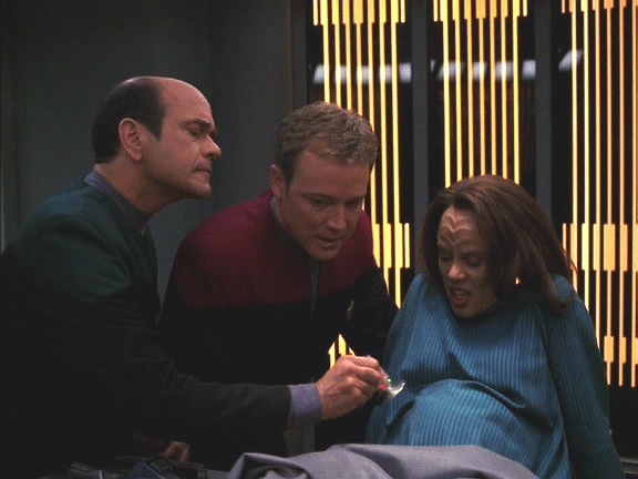 Zatímco Voyager vyčkává, jak admirál uspěje, začíná B'Elanna rodit. Tom je odvolán na můstek v ten nejméně vhodný okamžik.