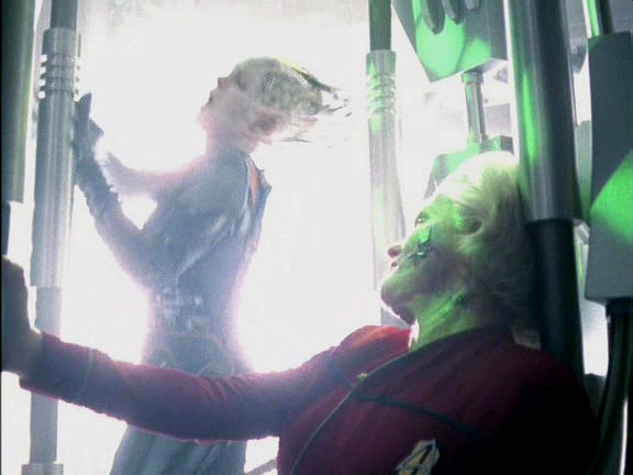 Zatímco se admirál mění v Borga, ztrácí královna kontrolu a spojení s Borgy. Voyager na tento okamžik čekal, vlétá do sítě transwarp tunelů a míří do kvadrantu Alfa.