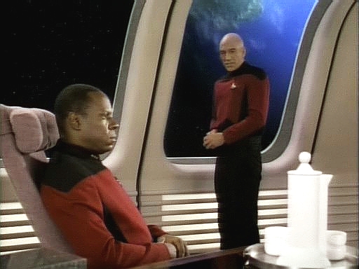 U stanice kotví Enterprise-D a Sisko byl pozván ke kapitánu Picardovi. Picarda, jemuž vyčítá smrt Jennifer, žádá, aby mu zařídil urychlené převelení: stanice není vhodná pro Jakea.