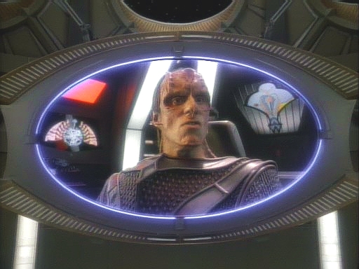 Přilétají tři cardassijské lodě a jejich velitel Gul Jasad se domnívá, že Dukatovu loď zničili. Očekává, že se Kira vzdá, protože ví, že stanice je téměř bez obrany a posila Federace daleko.