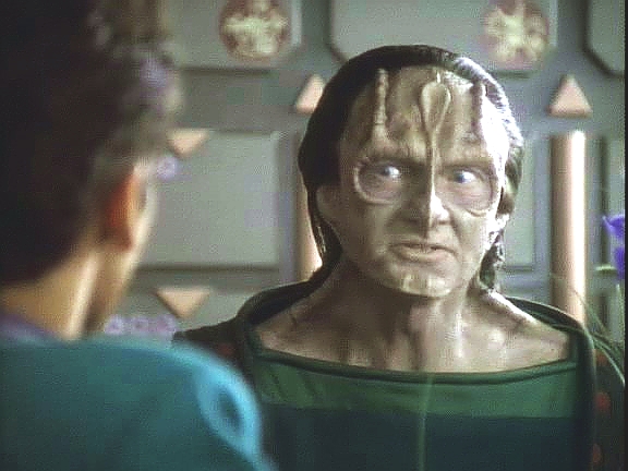 Za doktorem Bashirem přišel cardassijský krejčí Garak, o němž se povídá, že je cardassijský špeh. Doktora to velmi rozruší.