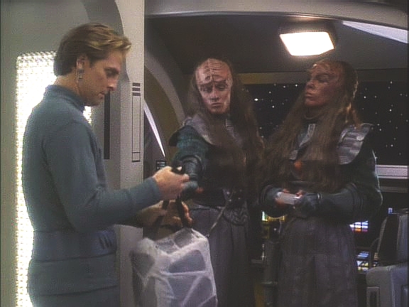 Klingonky dostávají spoustu zlatem raženého latinia za zásadní součást velmi silné bomby a odlétají. Pak se však objeví Siskův runabout a také cardassijská válečná loď.