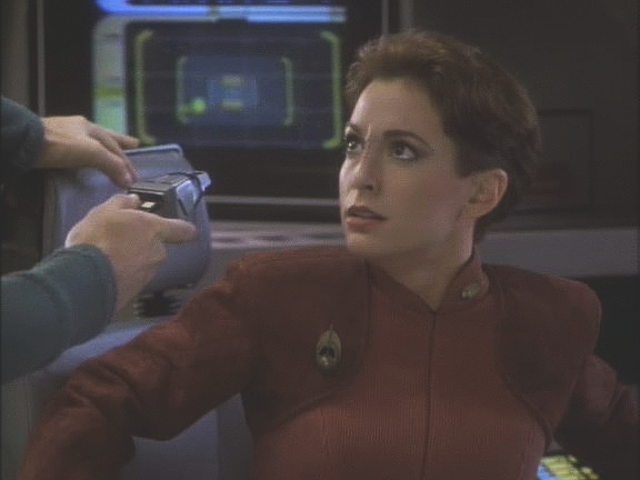Tahna si domyslí, že ho Kira zradila, přinutí ji přejít na warp a zamířit k červí díře. Věří, že když uzavře její ústí, tak všichni - Cardassiané i Federace - o Bajor ztratí zájem.