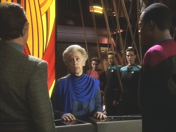 Z Bajoru přiletí rázná a zkušená soudkyně Renora. Od Tandra a Siska očekává, že budou mluvit k věci. Hodlá se dočkat večeře, ne senility.