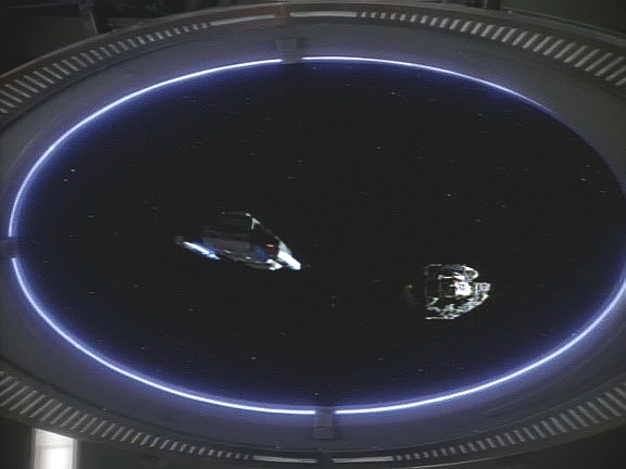 Přes všechnu snahu odlétá k transportu deuridia runabout s tříčlennou posádkou, kterou pro Vantiku naverboval Quark. Siskovi se alespoň podaří transport udržet vlečným paprskem.