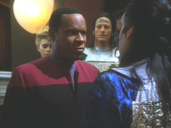 Komandér Sisko dává najevo svou nelibost nad přístupem Wadiů k prvnímu kontaktu, Odo však upozorňuje, kdo to zavinil. Wadiové ztratili o lidi zájem a lhostejně odlétají.