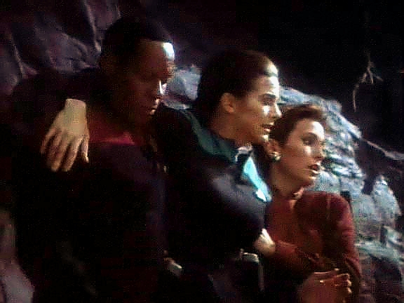 Bashira Falow poslal zkratkou domů, ale zbylí tři se ocitli v jeskyni, která se otřásá a hroutí, a Jadzia si poranila nohu. 
