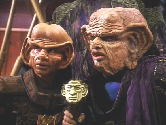 Na Deep Space Nine se ve vší diskrétnosti dostavil Velký Nagus Zek se svým synem Kraxem a sluhou Maihar'duem.