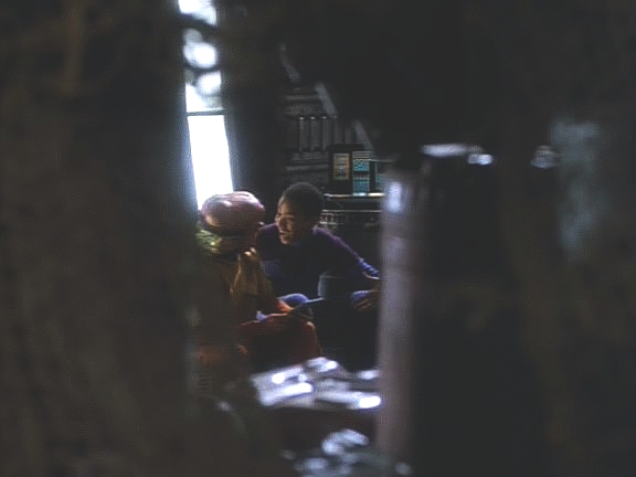 Když komandér, dotčený tím, že Jake dal přednost Nogovi před výletem na Bajor, hledá syna, objeví ho ve skladišti, kde Jake učí Noga číst. Sisko je na syna pyšný.