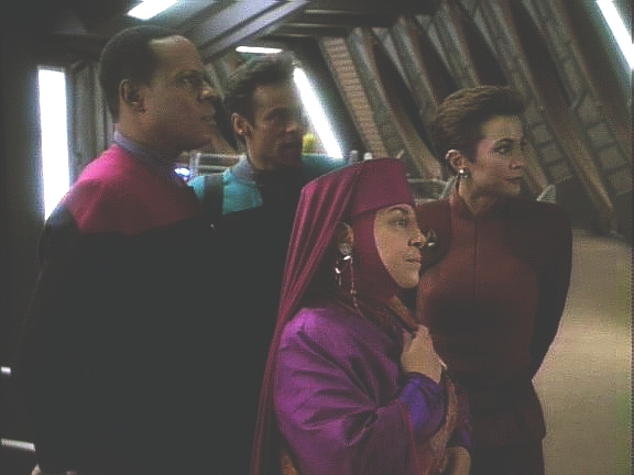 Na Deep Space Nine nečekaně přiletěla Kai Opaka a dala najevo, že by ráda do červí díry. Sisko, Kira a doktor s ní tedy letí do Gama kvadrantu. Opaka je nadšená.