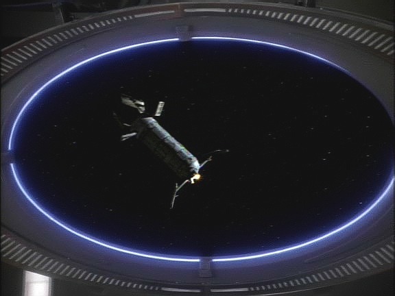 Červí dírou přiletěla ke stanici sonda bez posádky, ovšem s velmi výkonným počítačem, který by byl schopen řídit vesmírnou loď třídy Galaxy.