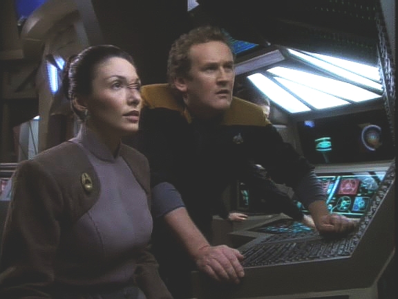 O'Brien a Anara stahují všechna data z počítače sondy. Staniční počítač je náhle poslušný, nehádá se, avšak nepustí O'Briena ani na vteřinku. Objevuje se jedna drobná porucha za druhou.