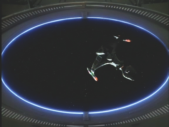 Červí dírou se z Gama kvadrantu vrátila klingonská vědecká loď. Než je možné navázat kontakt, loď exploduje, na palubu se však transportuje těžce raněný první důstojník a vzápětí umírá.
