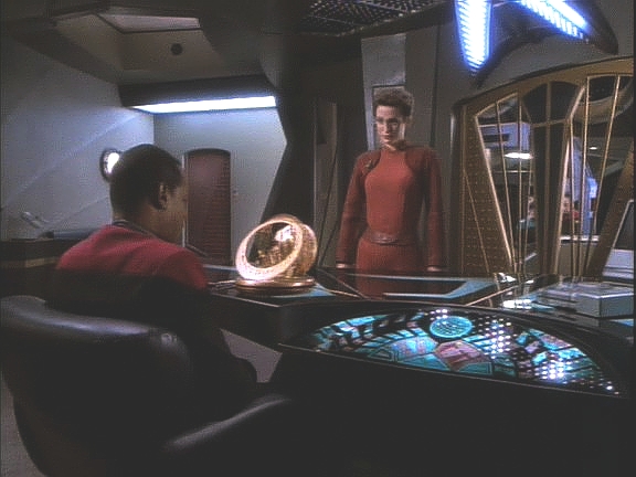 Komandér Sisko nevěřícně hledí na svůj výtvor, když se Kira přichází omluvit. Všem je ale jasné, že jednali pod cizím vlivem. Vzpouru jí komandér promíjí - protentokrát.