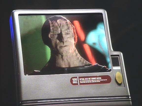 O Marritzově zadržení se dozví i na Cardassii a Gul Dukat požaduje, aby vězni byl umožněn okamžitý návrat. Stanice je přeci bezpečná pro jakéhokoliv cestujícího, i pro Cardassiana.