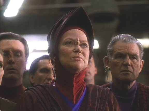 Sisko se prvně postaví proti Vedeku Winn. Bajorani, kteří už skoro rok pracují na stanici, vědí, že Federace chce Bajoru pomoci a že není žádný ďábel. Winn se dostává do defenzívy.