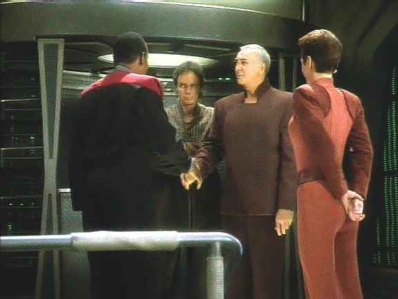 Li Nalas byl na Bajoru zvolen navarchem. Jaro ale přiváží šokující zprávu: Li je jmenován styčným důstojníkem na Deep Space Nine a Kira je odvolána na Bajor.