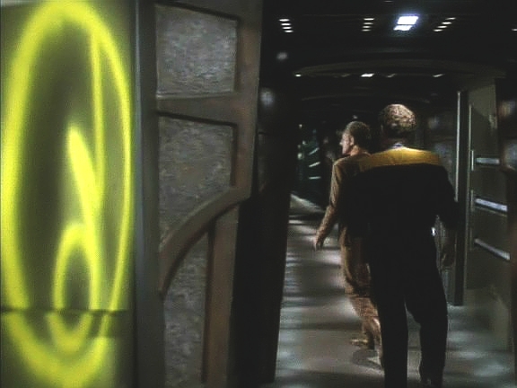 Situace na Bajoru se destabilizuje. Takzvaný Kruh, nacionalistická skupina, jejímž cílem je očistit Bajor od všech cizinců, má stále větší vliv a operuje už i na stanici.