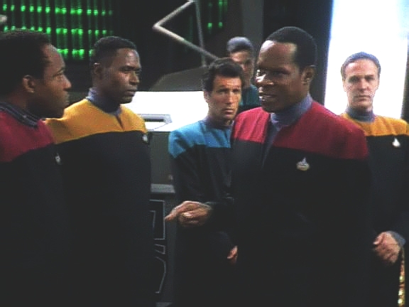 Komandér Sisko připravuje evakuaci. Snad všichni důstojníci Hvězdné flotily na stanici se rozhodli, že neodletí a že se budou snažit udržet pozici.