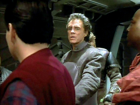 Quark při evakuaci civilistů připravil horké chvilky: skoupil místa v runaboutech a každé prodal několika zájemců. Bajorany však dokázal uklidnit Li Nalas.