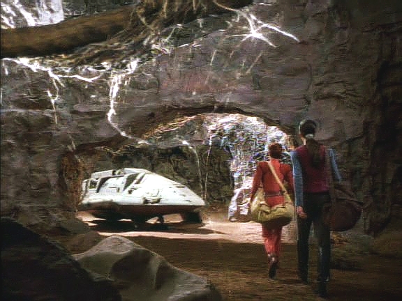 Kiru a Jadzii zatím vysadil jeden z runaboutů na měsíci Bajoru na základně Lunar V, kde jsou skryté malé stíhačky z odboje. Mají za úkol dopravit důkaz o účasti Cardassianů na Bajor.