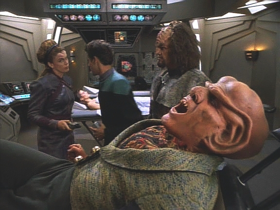 Quark, který to vše umožnil, protože prodal bezpečnostní kĂłdy, vymyslel plán. Napadne jednoho z Klingonů, který ho samozřejmě srazí, a Quark předstírá zranění ucha.