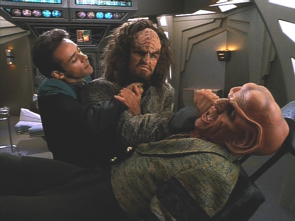 Doktor rychle pochopil, co má Quark v plánu, přinutil Yeta, který ho na ošetřovně hlídal, aby se věnoval Quarkovi, a uspal ho hyposprejem.