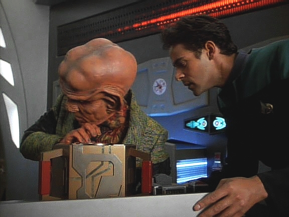 Potom Quark díky svému skvělému sluchu otevře sofistikovaný zámek, v němž je uzavřen Odo.