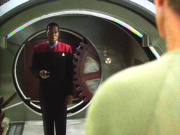 Sisko čeká na Verada před vstupem na loď a musí ho omráčit phaserem. Doktor pak rychle provede navrácení Daxe do Jadziina těla.