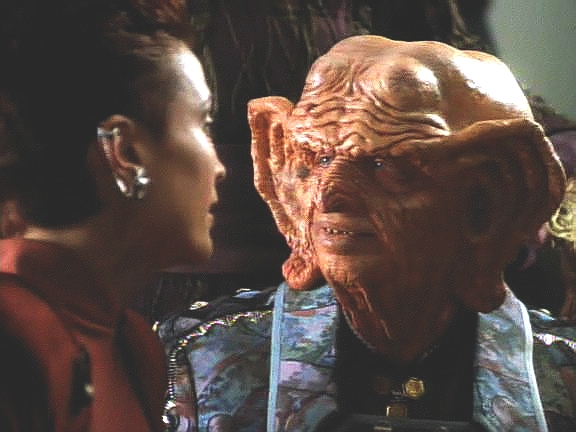 Na Deep Space Nine přiletěl Velký Nagus, který zde hodlá uspořádat obchodní jednání s Dosii, druhem z Gama kvadrantu. Moc se mu zalíbila major Kira.