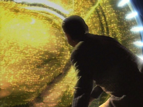 Beztvaré stvoření, kterým se Odo stal, je vlákáno do prostoru na Promenádě obklopeného silovými poli. Návnadou je doktor Mora.