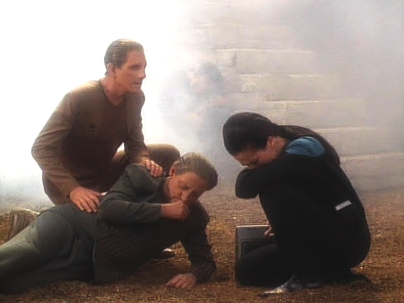 Jadzia i oba Bajorani jsou zasaženi vulkanickými plyny a přežijí jen díky Odovi, který aktivuje transport a dopraví je zpět na stanici.