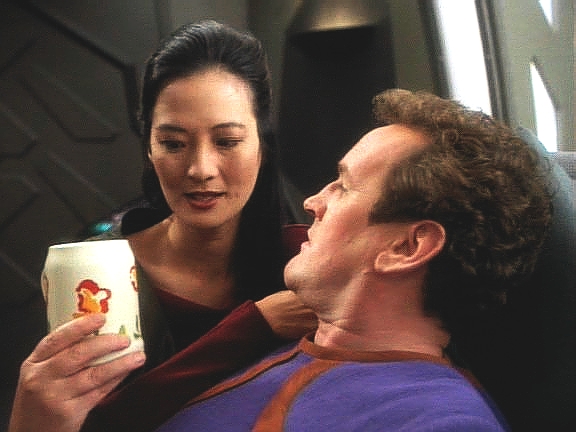 O'Brien se zotavuje na ošetřovně a obdivuje hrneček, který mu vyzdobila Molly. Ukazuje se, že přeci jen klidně pije kávu odpoledne.