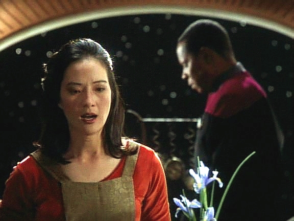 Sisko informuje Keiko o Milesově smrti. Keiko chce vědět, co přesně se stalo, a Sisko jí dává záznam z laboratoře, kde prý bezpečnostní program spustil radiaci, která všechny vypařila.