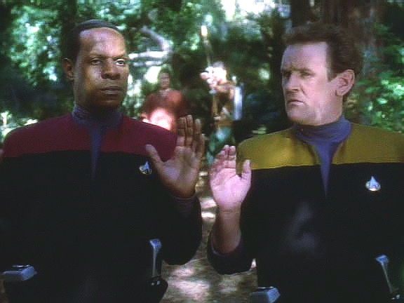 Sisko a O'Brien hledají obyvatelné planety pro další kolonie. Jednu ideální najdou v soustavě Orellius Minor, je tam ale už malá lidská kolonie - a všechny přístroje přestávají fungovat.