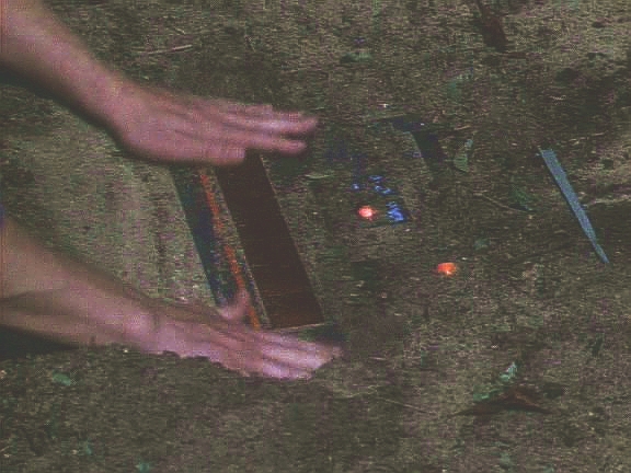 O'Brienovi se podařilo zjistit, že tlumicí pole je umělé, vyvolává ho přístroj zakopaný v lese. Vypne jej a ještě při tom zajme Vinoda, syna Alixus, který ho měl zastřelit.