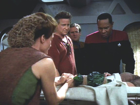 Všichni jsou přesvědčeni, že Sisko a O'Brien se už nikdy nedostanou pryč, a Alixus jim přímo zakazuje pokoušet se o to. A to i když by léky z Rio Grande mohly vyléčit Meg.