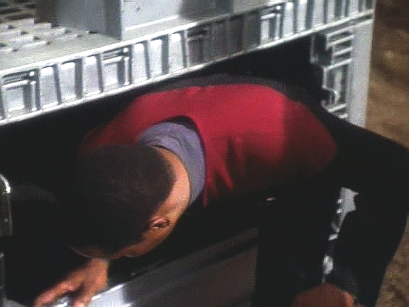Sisko O'Brienovi poručil, aby za každou cenu našel způsob, jak překonat tlumicí pole. O'Brien byl přistižen a Sisko jako nadřízený je potrestán 24hodinovým pobytem v kovové bedně.