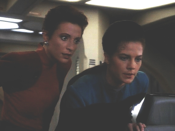 Na stanici se dozvěděli, že Siskův runabout bez posádky letí warpem pryč. Kira a Jadzia ho chytí a zjistí místo, odkud byl vyslán. Rychle se vydávají k Orellius Minor.