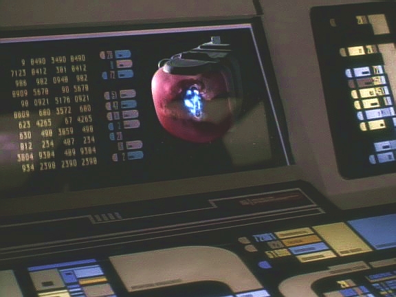 Jadzia letí s Arjinem do Gama kvadrantu, kde ze subprostorové kapsy vytrhnou neznámou substanci, která se přichytila na gondolu. Přivezou látku na stanici a analyzují v laboratoři.