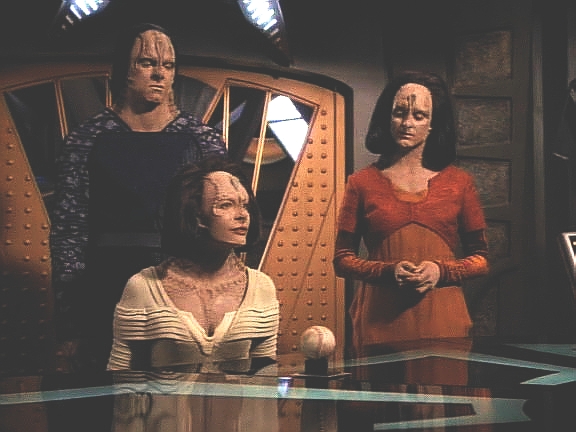 O'Brien při opravách zjistil, že loď poškodily cardassijské disruptory. Natima přiznává, že její dva studenti jsou vůdci disidentů snažících se nastolit na Cardassii demokracii.